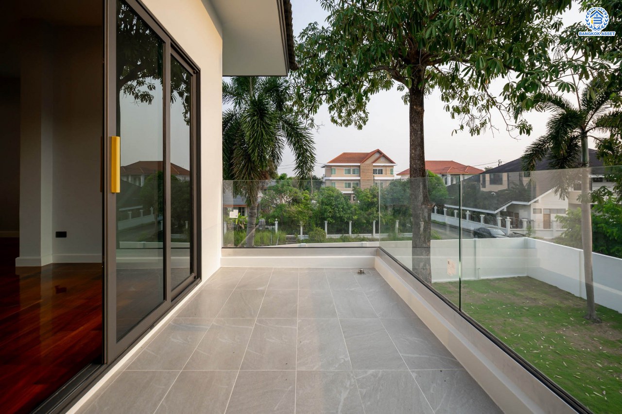 บ้านมือสองตกแต่งใหม่ โครงการ กฤษดานคร20 ปิ่นเกล้า-บรมราชชนนี บ้านหลังมุม ติดทะเลสาบ บนเนื้อที่กว้างมากถึง 238 ตร.ว. ตกแต่งด้วยวัสดุเกรดพรีเมี่ยม ฟังก์ชัน 5 ห้องนอน 6 ห้องน้ำ 1 ห้องอเนกประสงค์ 4 ที่จอดรถ พร้อมทั้งเปลี่ยนระบบไฟฟ้า สุขาภิบาล ทำเลศักยภาพ ติดถนนบรมราชชนนี ใกล้มหาวิทยาลัยมหิดล และเพียง 10 นาทีถึงเซ็นทรัล ปิ่นเกล้า